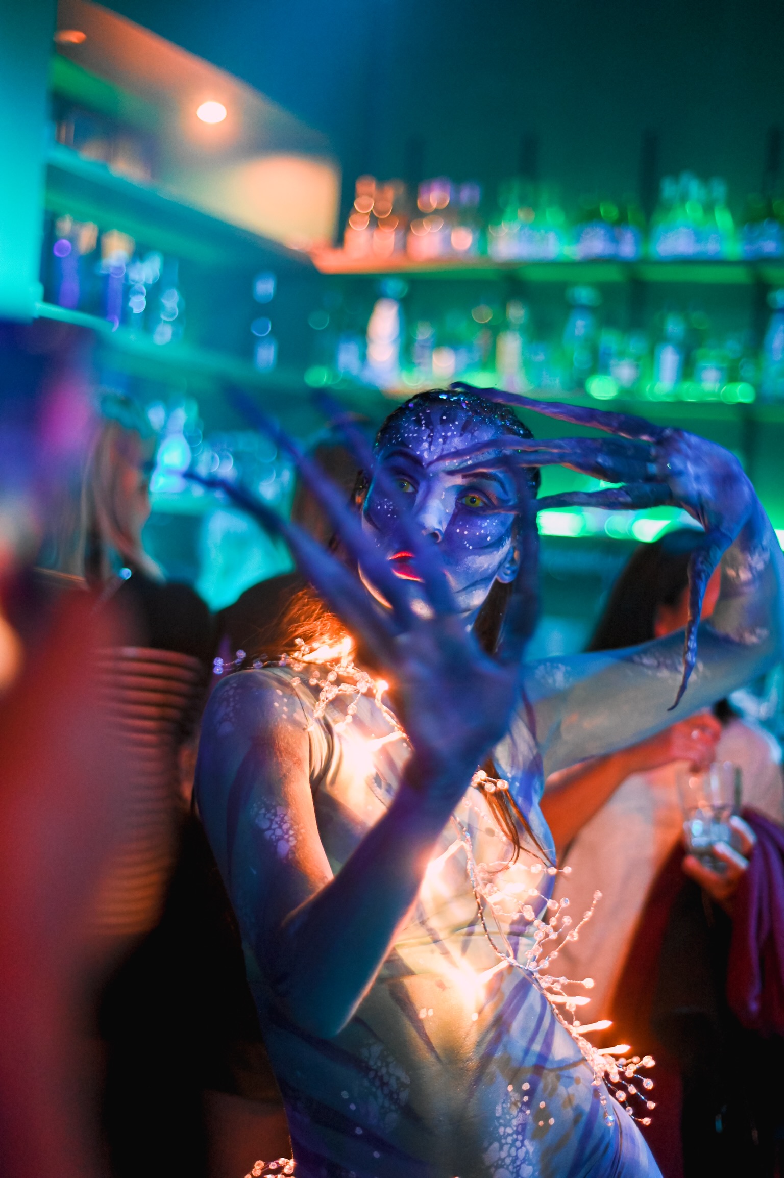 soirée dans un bar avec maquillage du film Avatar